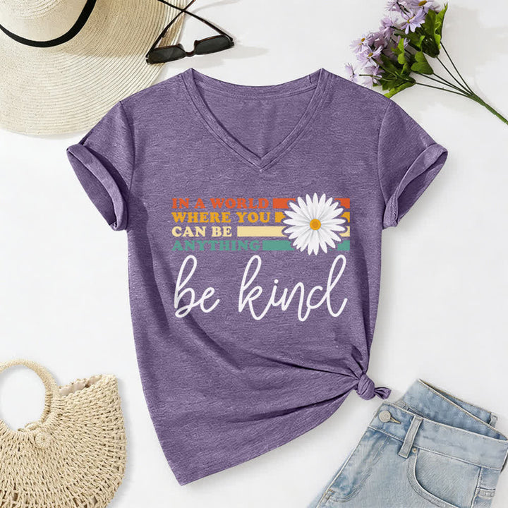 T-shirt à col en V Christianartworkshop pour femmes « Dans un monde où vous pouvez être tout ce que vous voulez, soyez gentille » - Violet - 2XL - image 24