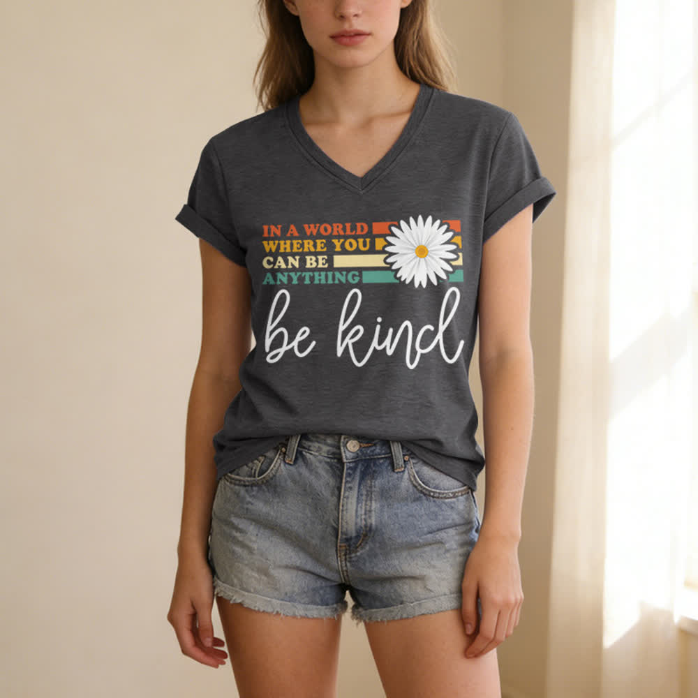 T-shirt à col en V Christianartworkshop pour femmes « Dans un monde où vous pouvez être tout ce que vous voulez, soyez gentille » - image 7