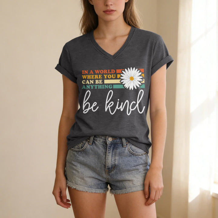 T-shirt à col en V Christianartworkshop pour femmes « Dans un monde où vous pouvez être tout ce que vous voulez, soyez gentille » - image 7
