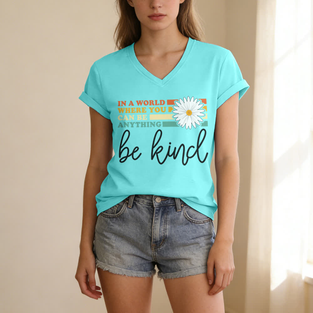 T-shirt à col en V Christianartworkshop pour femmes « Dans un monde où vous pouvez être tout ce que vous voulez, soyez gentille » - image 1