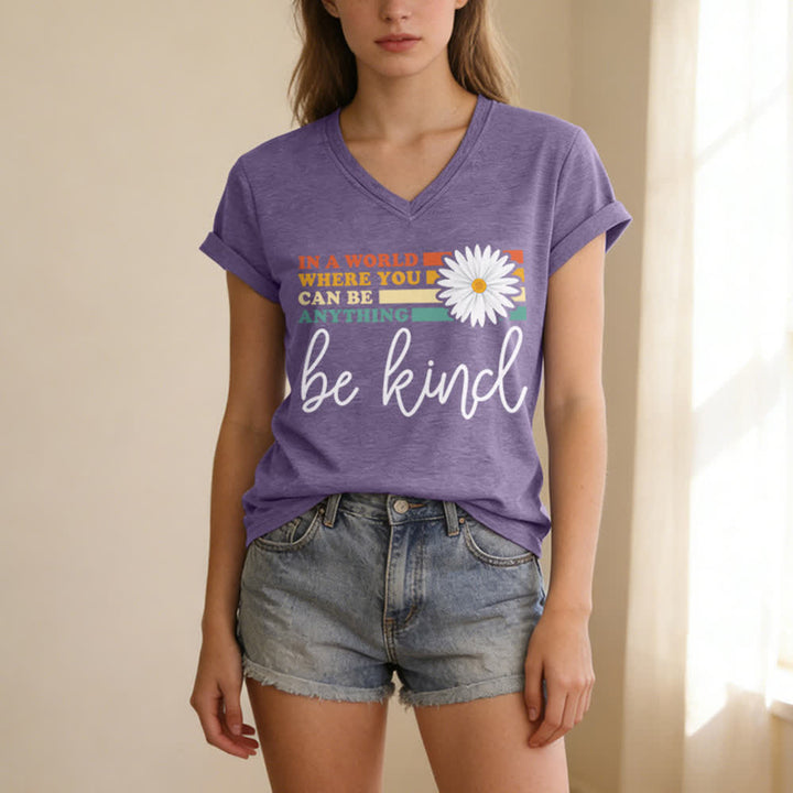 T-shirt à col en V Christianartworkshop pour femmes « Dans un monde où vous pouvez être tout ce que vous voulez, soyez gentille » - image 25