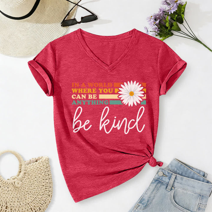 T-shirt à col en V Christianartworkshop pour femmes « Dans un monde où vous pouvez être tout ce que vous voulez, soyez gentille » - Rouge - 2XL - image 20