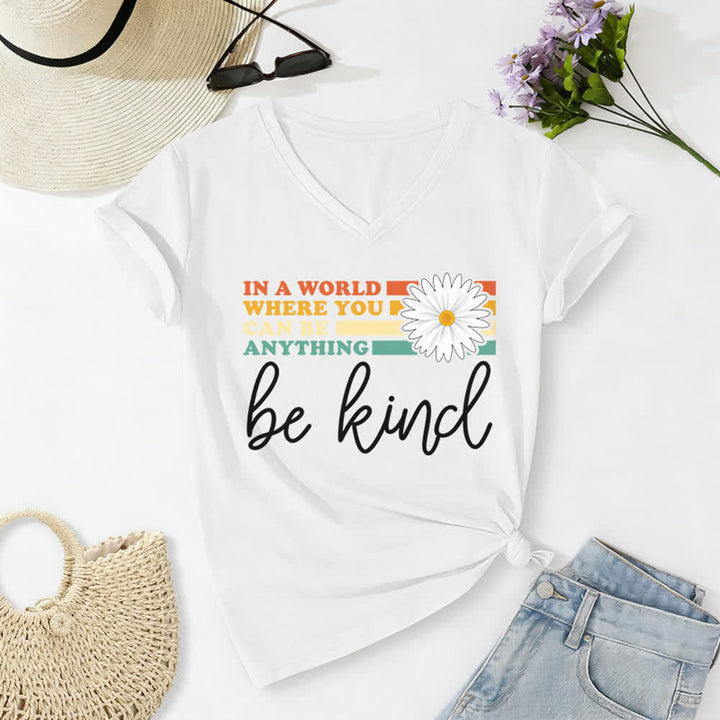 T-shirt à col en V Christianartworkshop pour femmes « Dans un monde où vous pouvez être tout ce que vous voulez, soyez gentille » - Blanc - 2XL - image 4