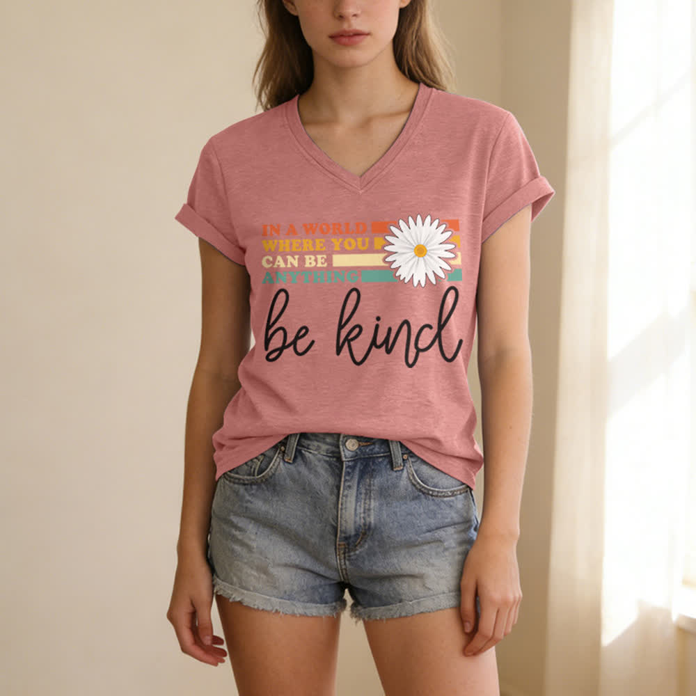 T-shirt à col en V Christianartworkshop pour femmes « Dans un monde où vous pouvez être tout ce que vous voulez, soyez gentille » - image 19