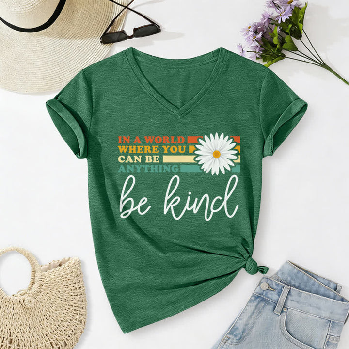 T-shirt à col en V Christianartworkshop pour femmes « Dans un monde où vous pouvez être tout ce que vous voulez, soyez gentille » - Vert foncé - 2XL - image 14