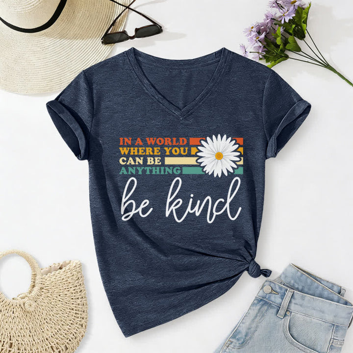T-shirt à col en V Christianartworkshop pour femmes « Dans un monde où vous pouvez être tout ce que vous voulez, soyez gentille » - Bleu marine - 2XL - image 16