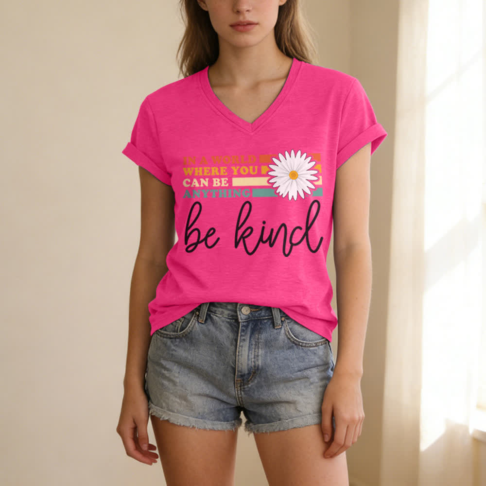 T-shirt à col en V Christianartworkshop pour femmes « Dans un monde où vous pouvez être tout ce que vous voulez, soyez gentille » - image 23