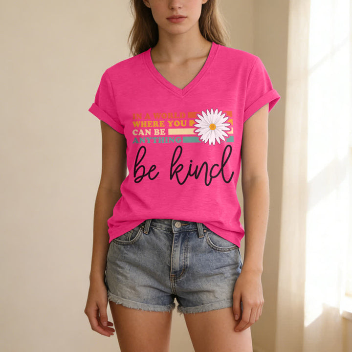 T-shirt à col en V Christianartworkshop pour femmes « Dans un monde où vous pouvez être tout ce que vous voulez, soyez gentille » - image 23