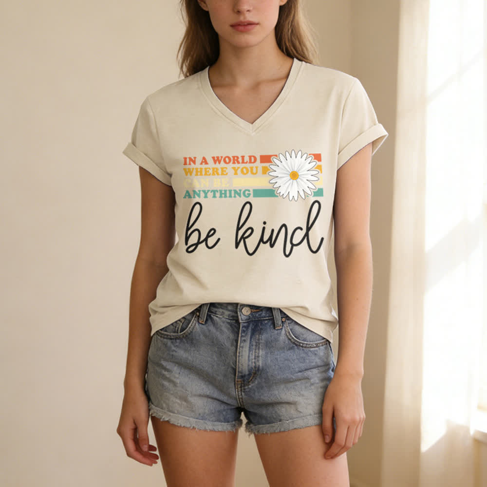 T-shirt à col en V Christianartworkshop pour femmes « Dans un monde où vous pouvez être tout ce que vous voulez, soyez gentille » - image 9