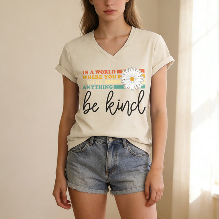 T-shirt à col en V Christianartworkshop pour femmes « Dans un monde où vous pouvez être tout ce que vous voulez, soyez gentille » - image 9