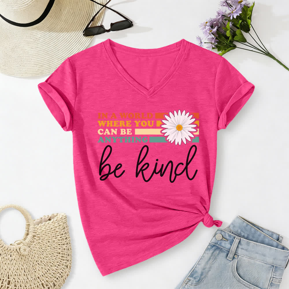 T-shirt à col en V Christianartworkshop pour femmes « Dans un monde où vous pouvez être tout ce que vous voulez, soyez gentille » - Rose - 2XL - image 22