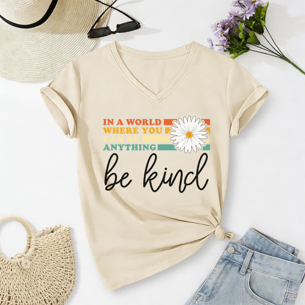 T-shirt à col en V Christianartworkshop pour femmes « Dans un monde où vous pouvez être tout ce que vous voulez, soyez gentille » - Beige - 2XL - image 8