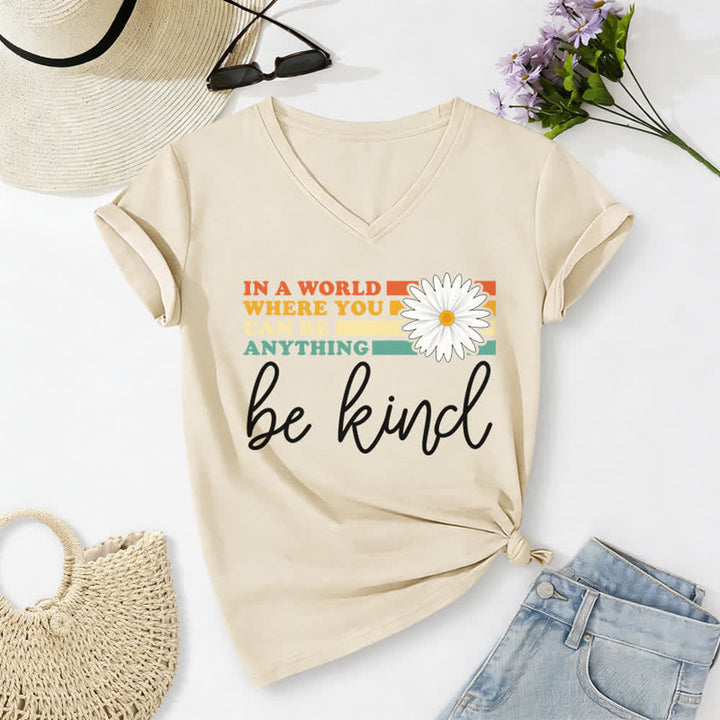 T-shirt à col en V Christianartworkshop pour femmes « Dans un monde où vous pouvez être tout ce que vous voulez, soyez gentille » - Beige - 2XL - image 8