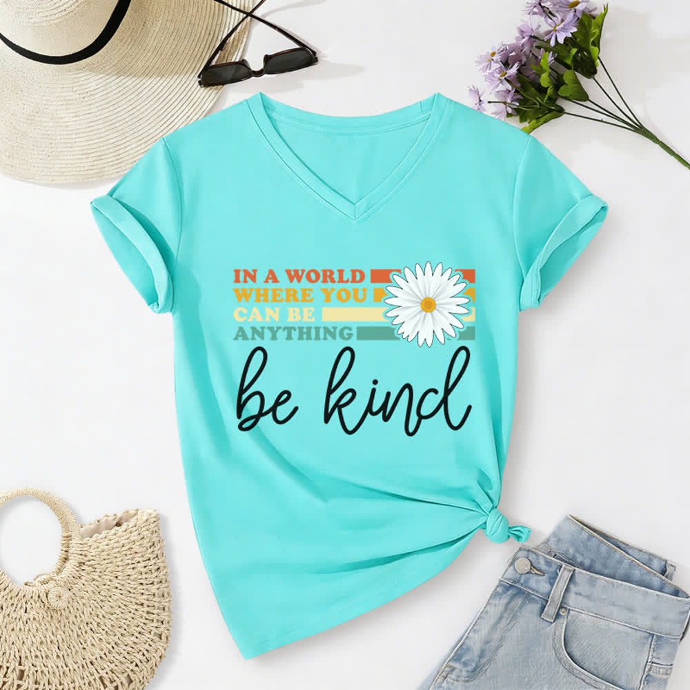 T-shirt à col en V Christianartworkshop pour femmes « Dans un monde où vous pouvez être tout ce que vous voulez, soyez gentille » - Bleu ciel - 2XL - image 0