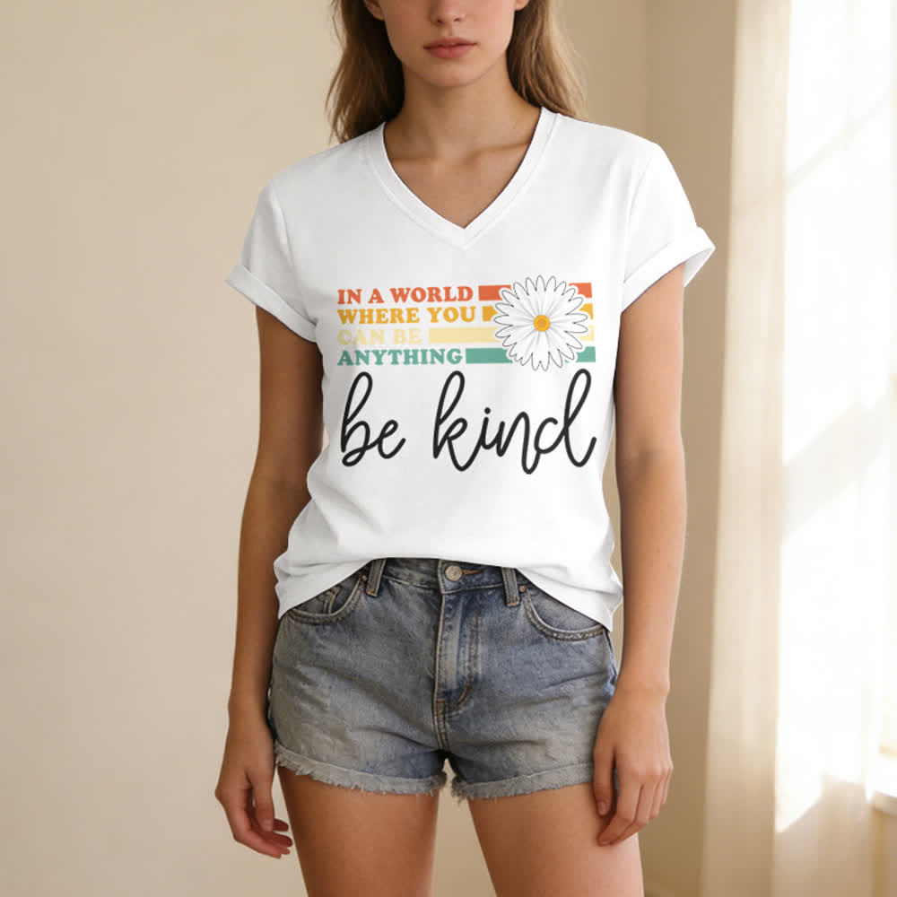 T-shirt à col en V Christianartworkshop pour femmes « Dans un monde où vous pouvez être tout ce que vous voulez, soyez gentille » - image 5