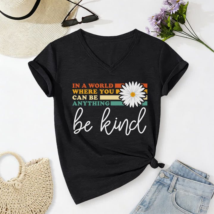 T-shirt à col en V Christianartworkshop pour femmes « Dans un monde où vous pouvez être tout ce que vous voulez, soyez gentille » - Noir - 2XL - image 2