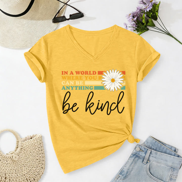 T-shirt à col en V Christianartworkshop pour femmes « Dans un monde où vous pouvez être tout ce que vous voulez, soyez gentille » - Jaune - 2XL - image 10