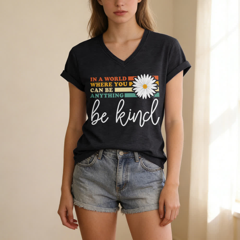 T-shirt à col en V Christianartworkshop pour femmes « Dans un monde où vous pouvez être tout ce que vous voulez, soyez gentille » - image 3