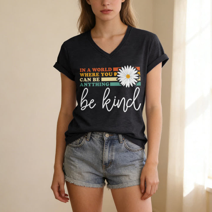 T-shirt à col en V Christianartworkshop pour femmes « Dans un monde où vous pouvez être tout ce que vous voulez, soyez gentille » - image 3