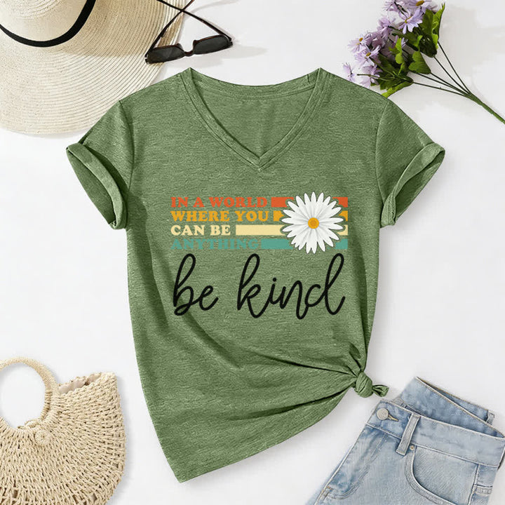 T-shirt à col en V Christianartworkshop pour femmes « Dans un monde où vous pouvez être tout ce que vous voulez, soyez gentille » - Vert olive - 2XL - image 12