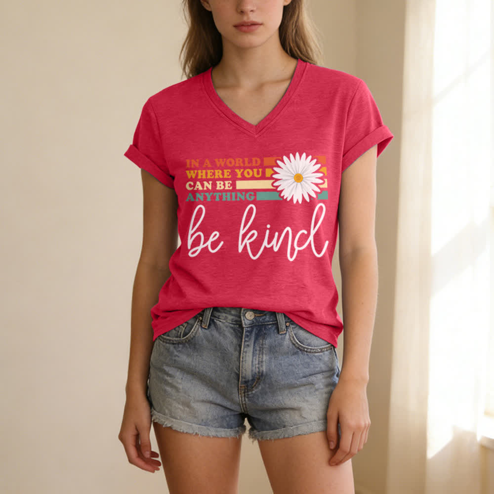 T-shirt à col en V Christianartworkshop pour femmes « Dans un monde où vous pouvez être tout ce que vous voulez, soyez gentille » - image 21