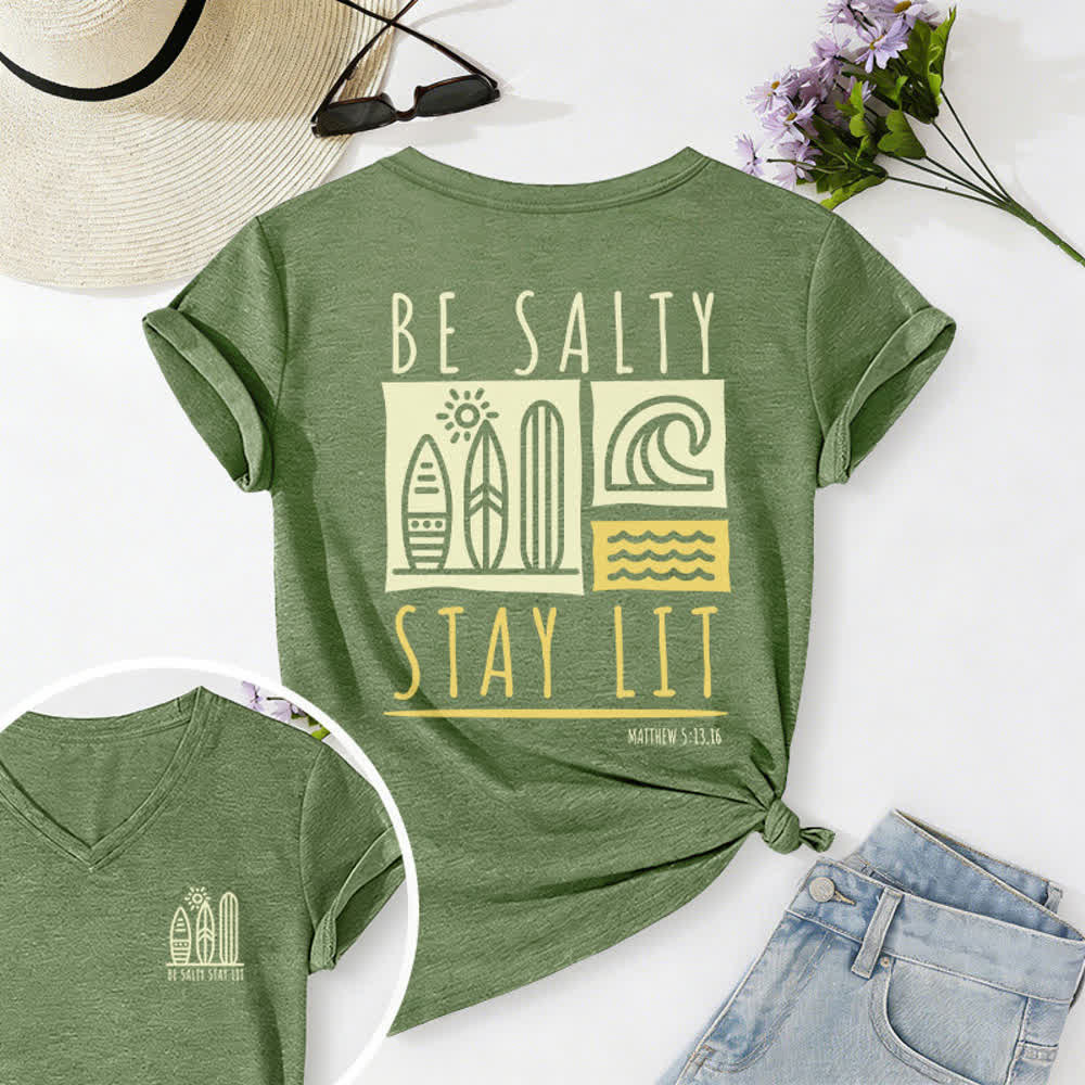 T-shirt décontracté à col en V imprimé « Be Salty Stay Lit » pour femme de Christianartworkshop - Vert olive - 2XL - image 30