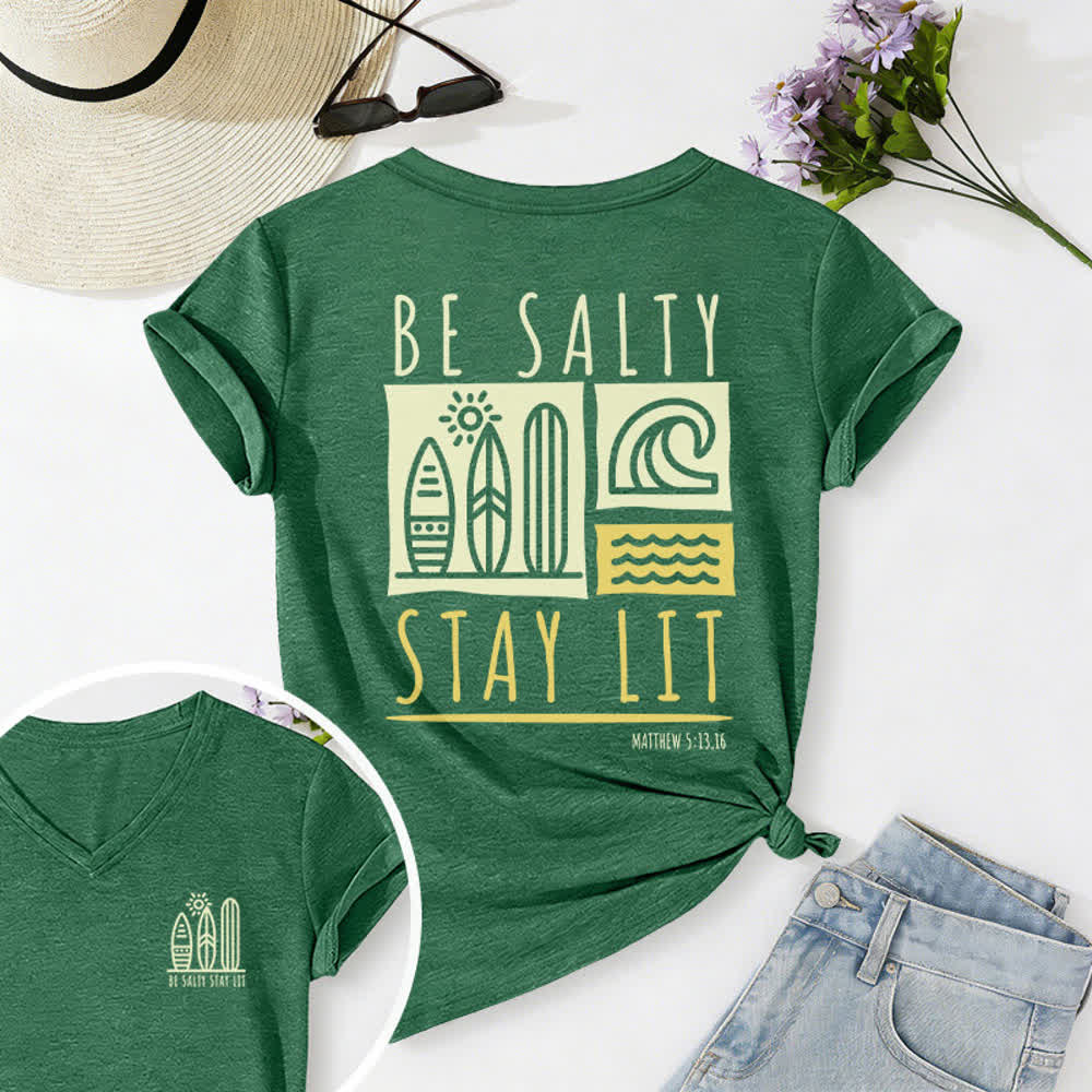 T-shirt décontracté à col en V imprimé « Be Salty Stay Lit » pour femme de Christianartworkshop - Vert foncé - 2XL - image 35