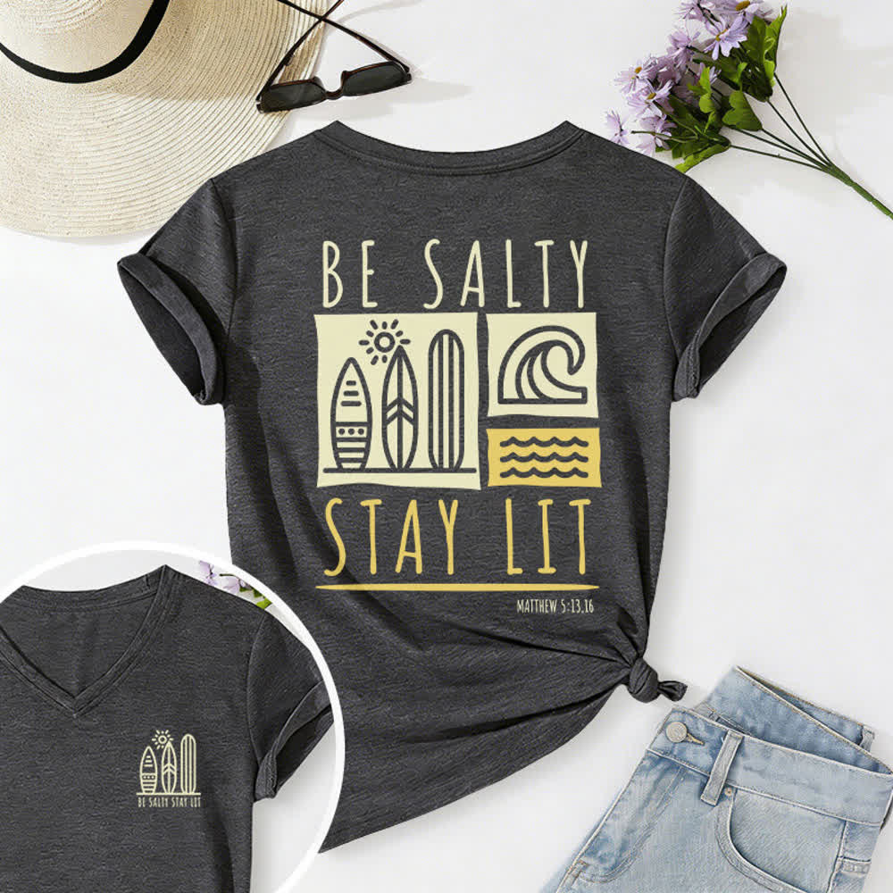 T-shirt décontracté à col en V imprimé « Be Salty Stay Lit » pour femme de Christianartworkshop - Gris foncé - 2XL - image 15
