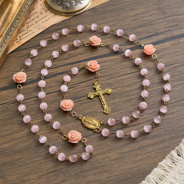 Christianartworkshop Chapelet œil-de-chat rose lumineux orné de roses pour la dévotion mariale - Notre-Dame et le Crucifix - image 0