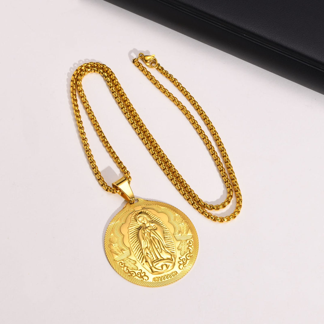 Christianartworkshop Collier pendentif Notre-Dame de Guadalupe en trois finitions : un symbole de la grâce mariale - Doré - image 3