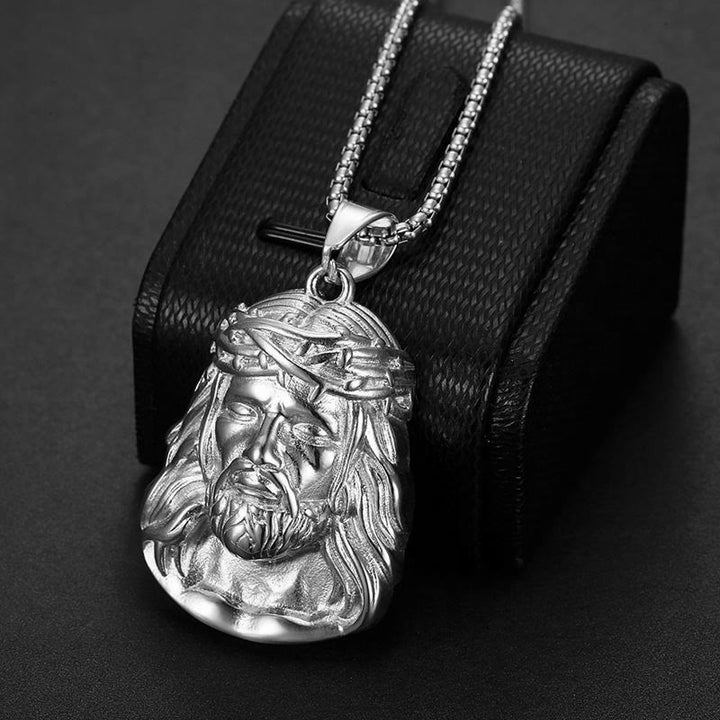 Christianartworkshop Collier pendentif tête de Jésus avec couronne d'épines et accents de zircon : un symbole de sacrifice et de grâce - Épine argentée brillante - image 3