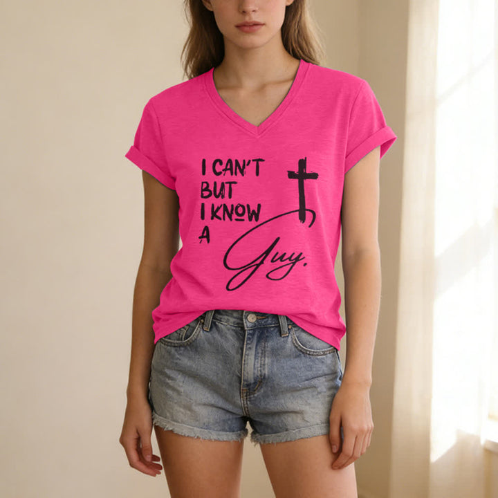 T-shirt à col en V imprimé « Je ne peux pas, mais je connais un gars » de Christianartworkshop - image 23