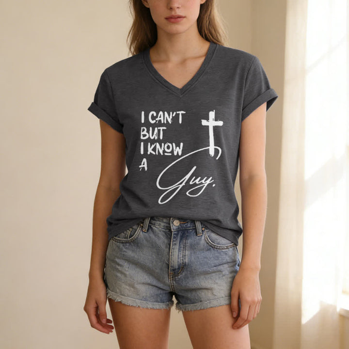 T-shirt à col en V imprimé « Je ne peux pas, mais je connais un gars » de Christianartworkshop - image 5