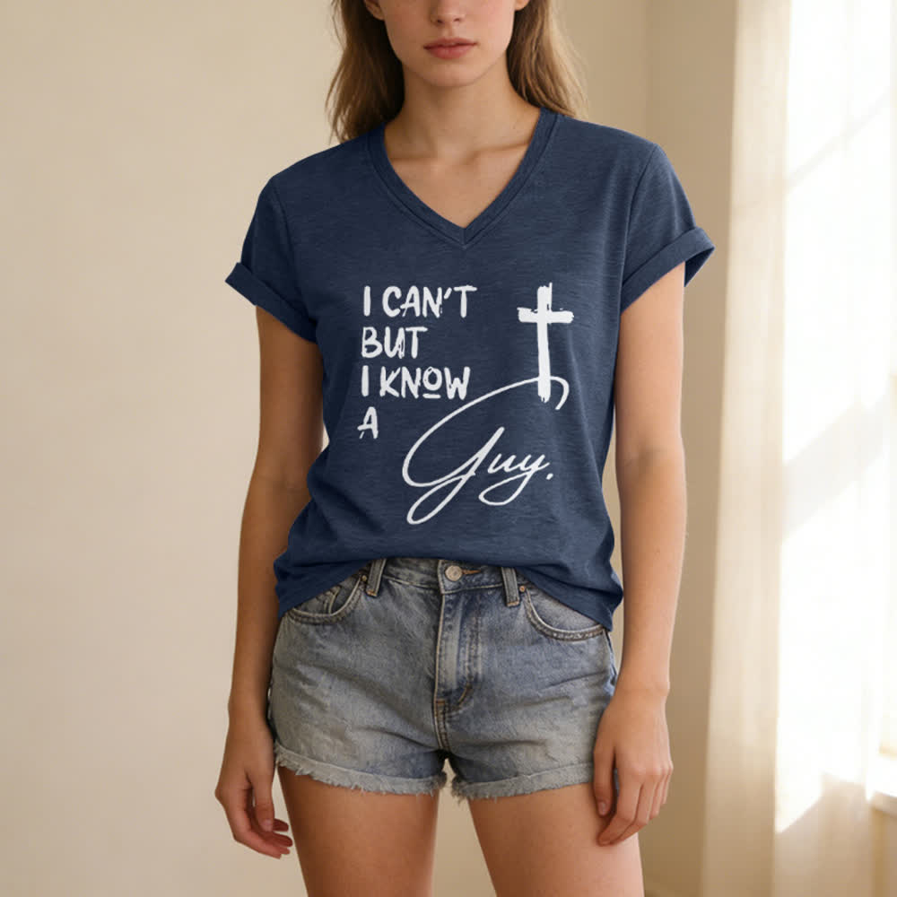 T-shirt à col en V imprimé « Je ne peux pas, mais je connais un gars » de Christianartworkshop - image 17