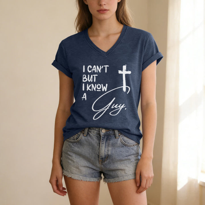 T-shirt à col en V imprimé « Je ne peux pas, mais je connais un gars » de Christianartworkshop - image 17