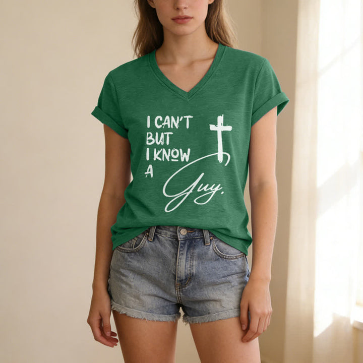 T-shirt à col en V imprimé « Je ne peux pas, mais je connais un gars » de Christianartworkshop - image 13