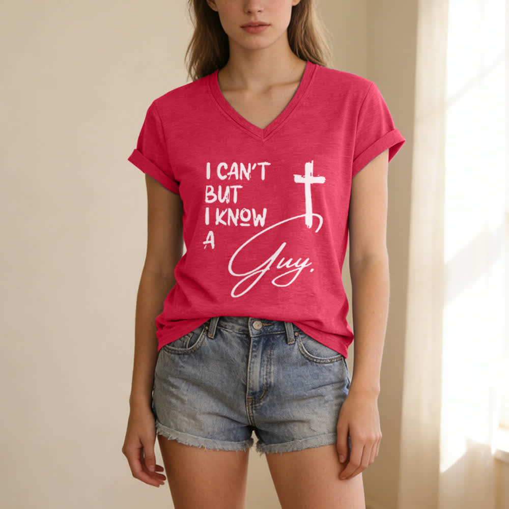 T-shirt à col en V imprimé « Je ne peux pas, mais je connais un gars » de Christianartworkshop - image 21
