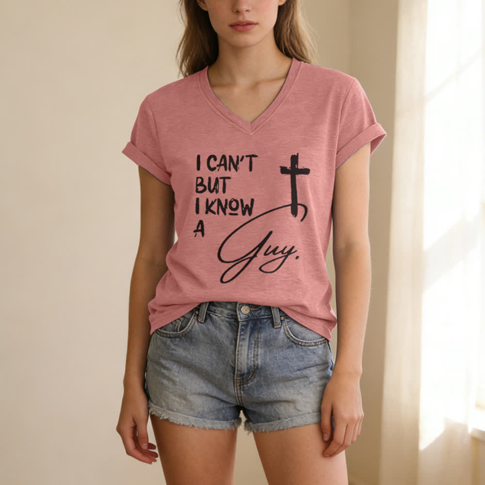 T-shirt à col en V imprimé « Je ne peux pas, mais je connais un gars » de Christianartworkshop - image 19