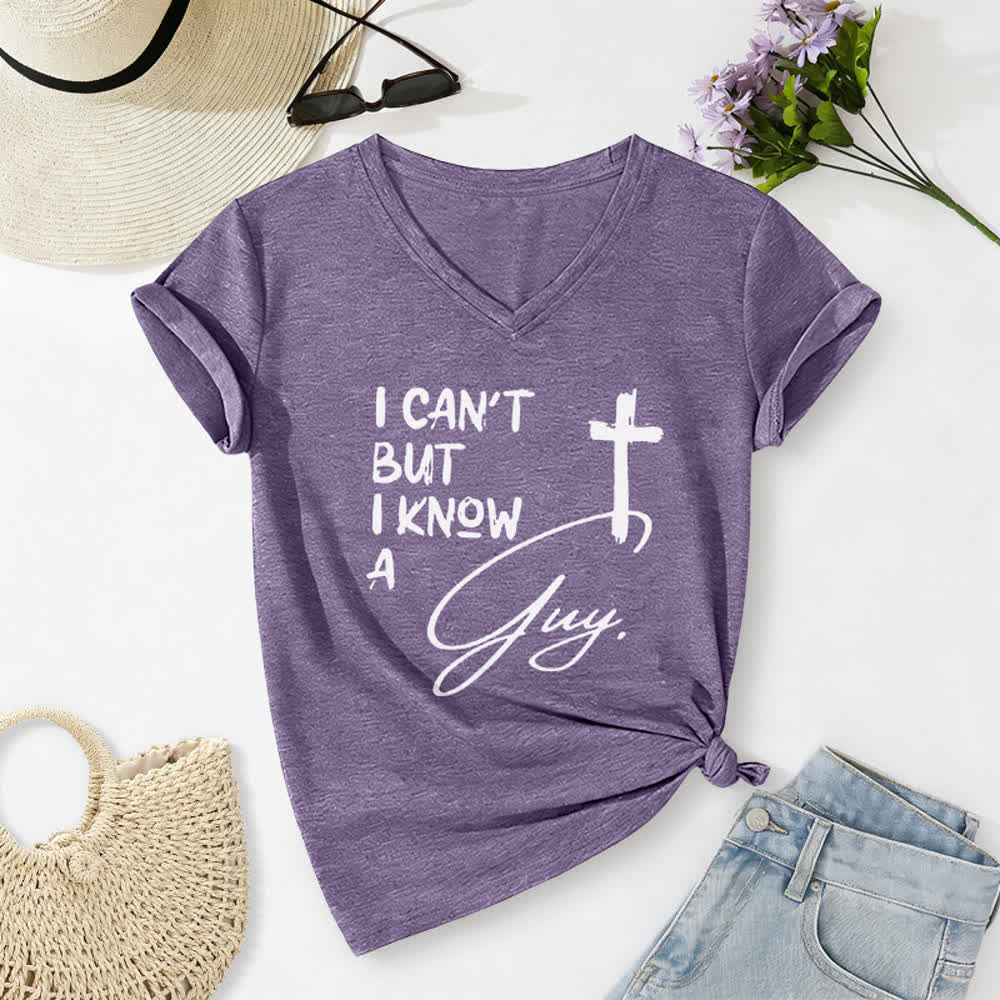 T-shirt à col en V imprimé « Je ne peux pas, mais je connais un gars » de Christianartworkshop - Violet - 2XL - image 24