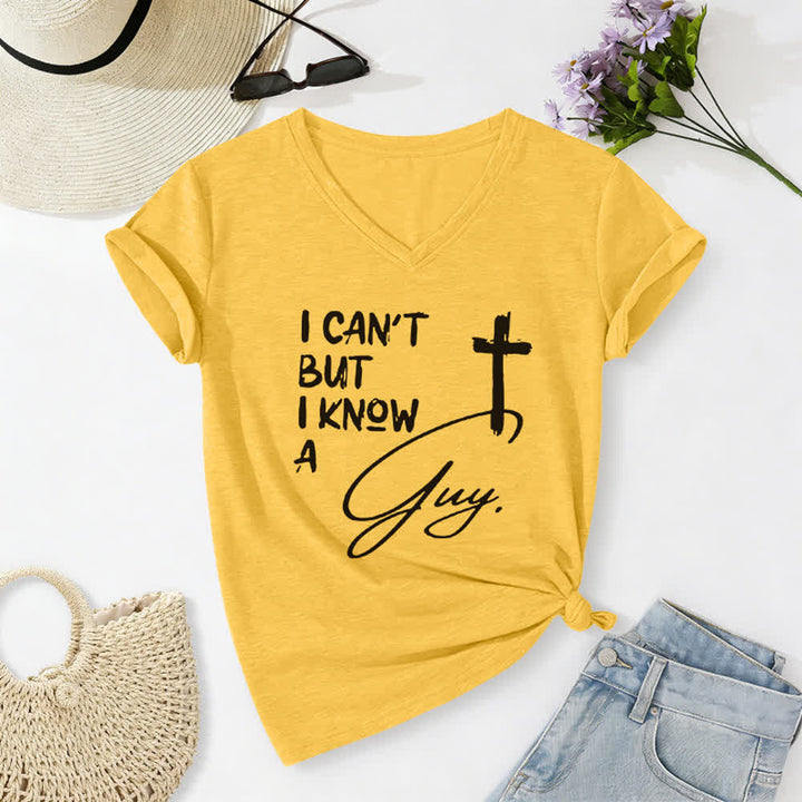 T-shirt à col en V imprimé « Je ne peux pas, mais je connais un gars » de Christianartworkshop - Jaune - 2XL - image 8