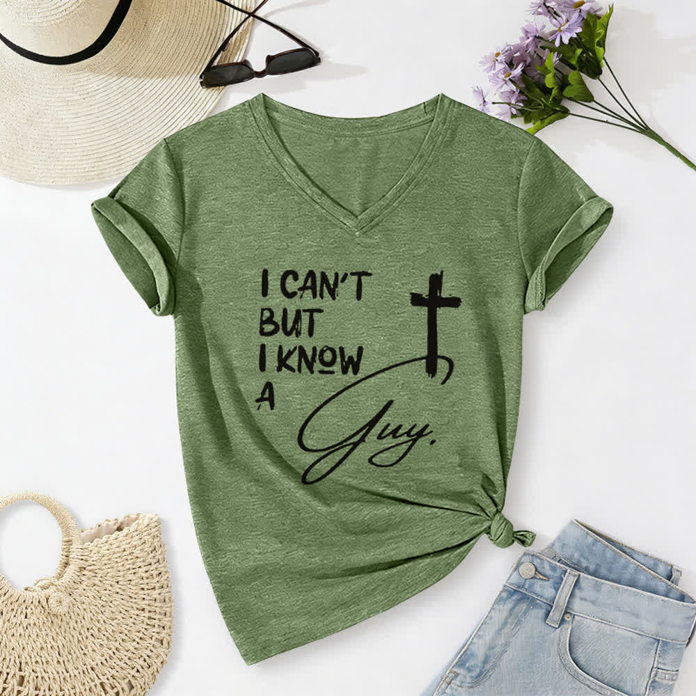 T-shirt à col en V imprimé « Je ne peux pas, mais je connais un gars » de Christianartworkshop - Vert olive - 2XL - image 10