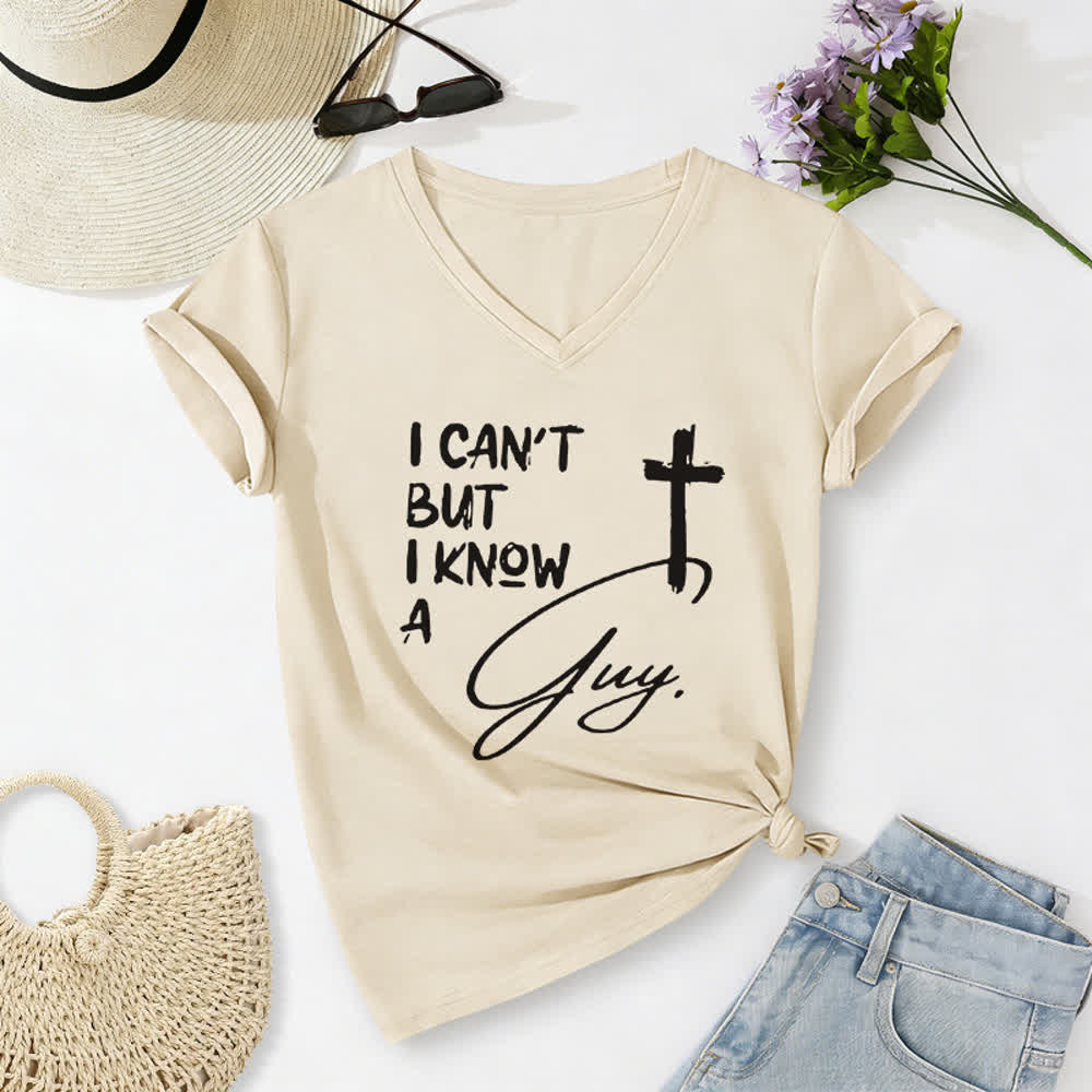 T-shirt à col en V imprimé « Je ne peux pas, mais je connais un gars » de Christianartworkshop - Beige - 2XL - image 6