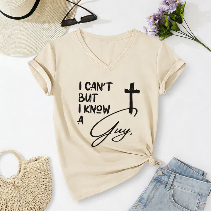 T-shirt à col en V imprimé « Je ne peux pas, mais je connais un gars » de Christianartworkshop - Beige - 2XL - image 6