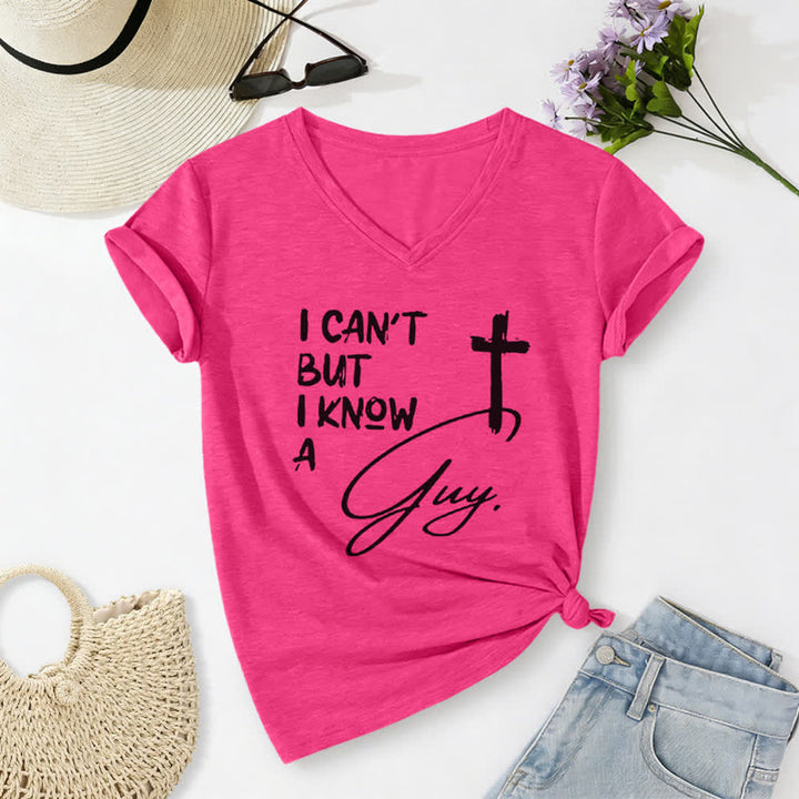 T-shirt à col en V imprimé « Je ne peux pas, mais je connais un gars » de Christianartworkshop - Rose - 2XL - image 22