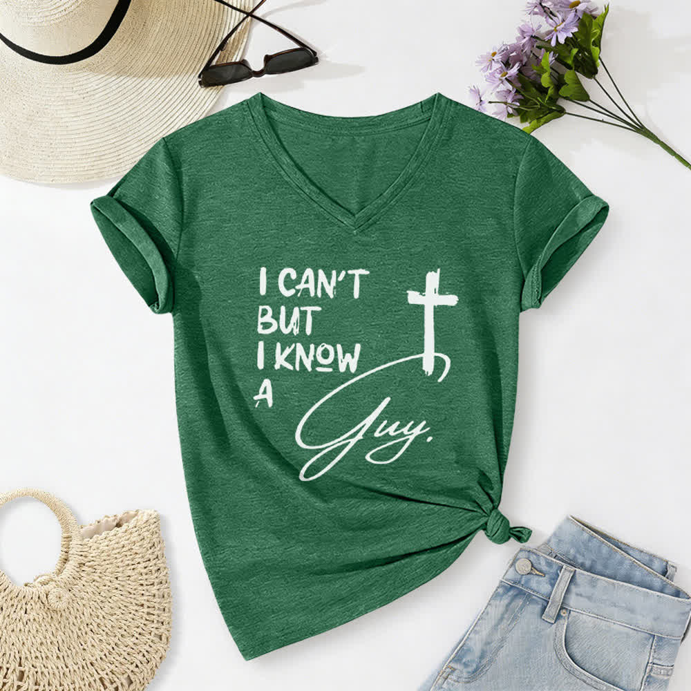 T-shirt à col en V imprimé « Je ne peux pas, mais je connais un gars » de Christianartworkshop - Vert foncé - 2XL - image 12