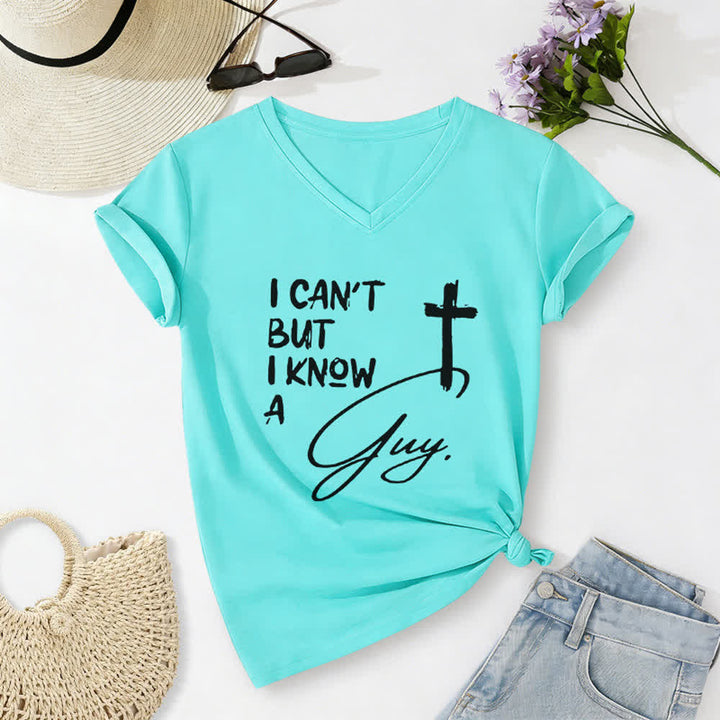 T-shirt à col en V imprimé « Je ne peux pas, mais je connais un gars » de Christianartworkshop - Bleu ciel - 2XL - image 14
