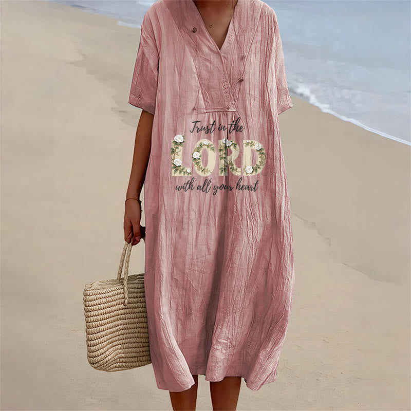 Christianartworkshop Fais confiance au Seigneur de tout ton cœur Robe midi à manches courtes et col en V à imprimé floral « Aie confiance en Dieu de tout ton cœur » - Rose - 4XL - image 0