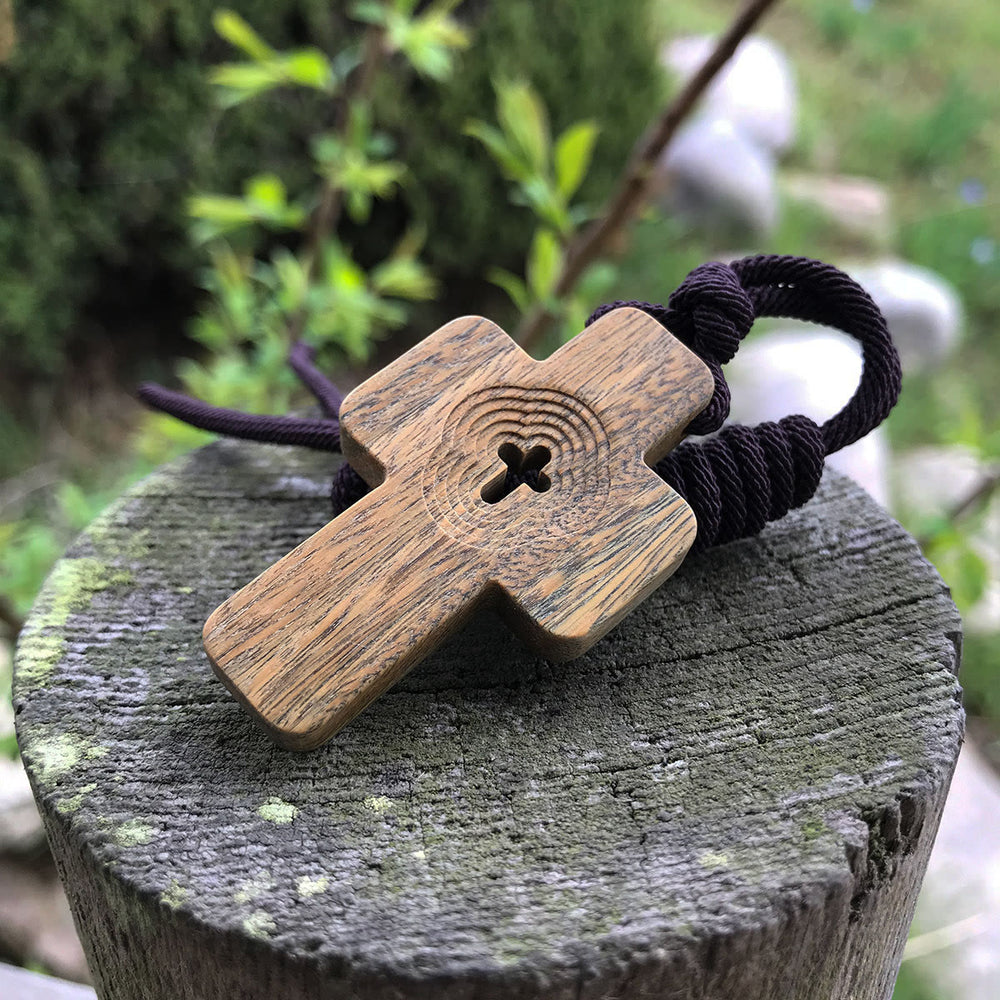 Christianartworkshop Collier pendentif croix en bois de santal vert avec découpe centrale : un symbole de grâce naturelle - image 1