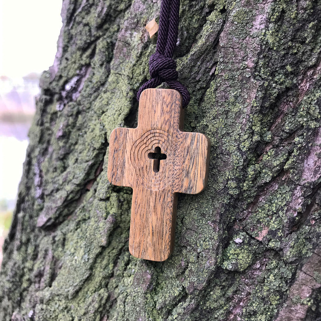 Christianartworkshop Collier pendentif croix en bois de santal vert avec découpe centrale : un symbole de grâce naturelle - Bois de santal vert - image 0