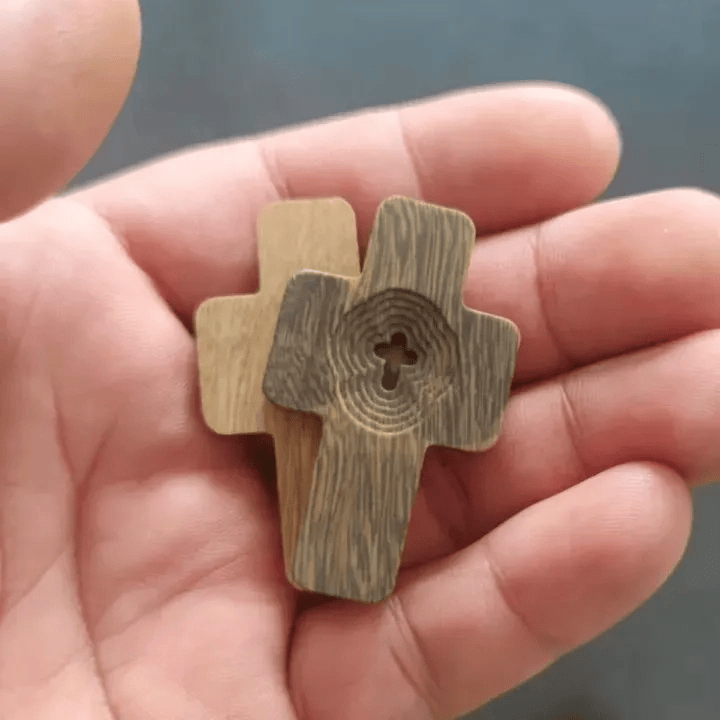 Christianartworkshop Collier pendentif croix en bois de santal vert avec découpe centrale : un symbole de grâce naturelle - image 2